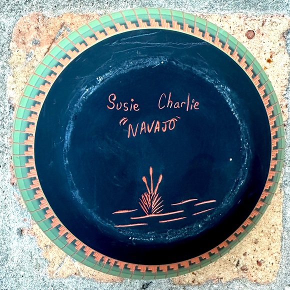 HAND etched/painted pottery award winning Navajo artist Susie Charlie 6.5"x4.25" - Picture 3 of 8